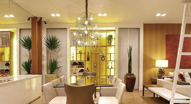 carpete de madeira sala de jantar com estante amarela quitete e faria