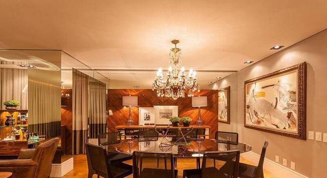 carpete de madeira sala de jantar com lustre de cristal juliana pippi 