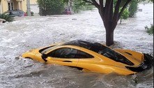 Ricaço ostenta carrão de R$ 10 milhões, e veículo é engolido por enchente causada pelo furacão Ian