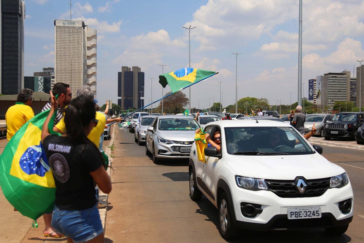 Resultado de imagem para carreata  em Brasilia a favor de Bolsonaro