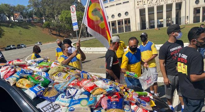 Em greve, funcionários dos Correios fazem carreata solidária em São Paulo