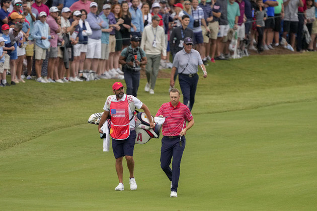 2º - Carregador de tacos de golfeOs famosos caddies, além de carregarem os tacos dos jogadores de golfe, dão conselhos e apoio moral aos atletas durante as etapas. Por semana, eles podem ganhar mais de 3 mil dólares, o que rende 144 mil dólares por ano. O valor ultrapassa R$ 748 mil
