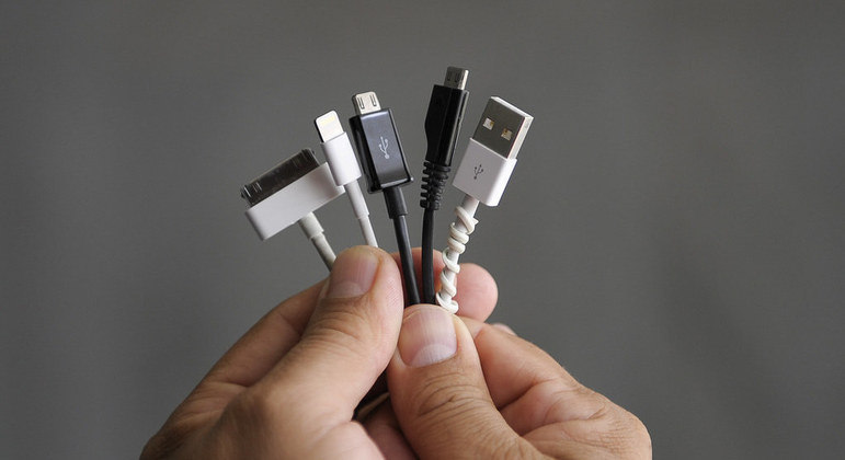 É sempre bom também conferir se o carregador não está esquentando demais. Além disso, suspeitar caso o preço do carregador esteja muito abaixo do valor de mercado. Averigue também se o tempo de carga é semelhante ao original e se o aparelho reconhece o cabo USB