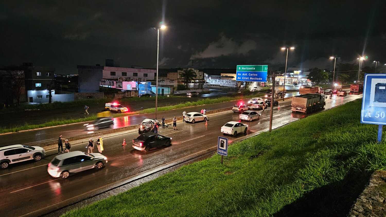 Carreta desgovernada provoca acidente no Anel Rodoviário, em BH