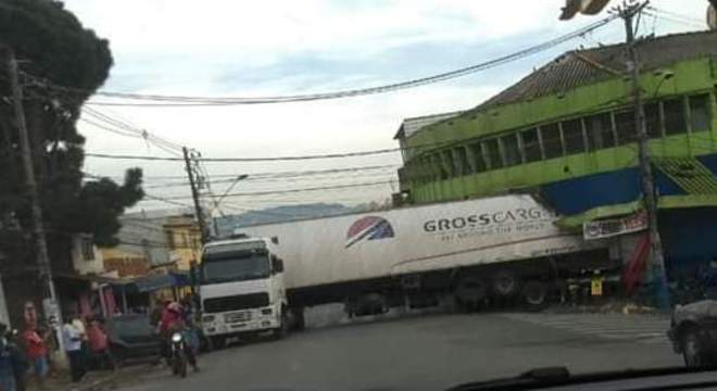Motorista perde controle e carreta invade mercado em Carapicuíba (SP)
