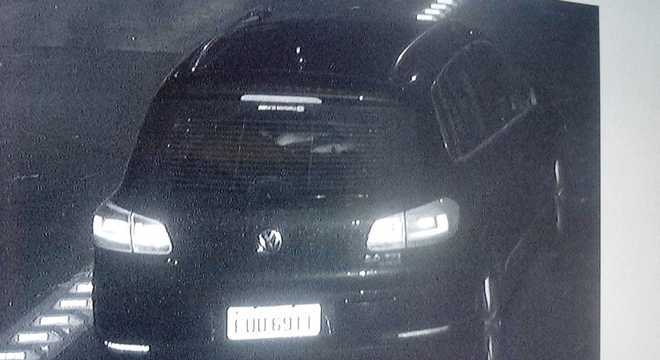 Na foto, um dos carros usados pelos suspeitos durante roubo a banco