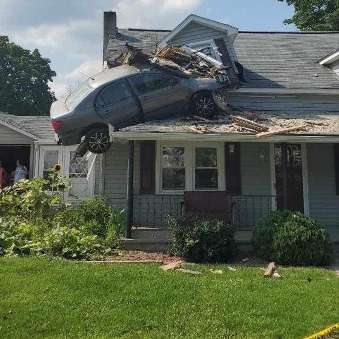 Veículo foi parar no alto de uma casa, após fazer um pequeno voo