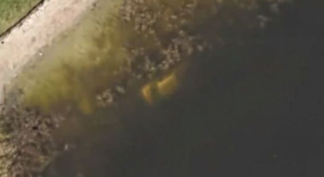 Detalhe da imagem do veículo submerso