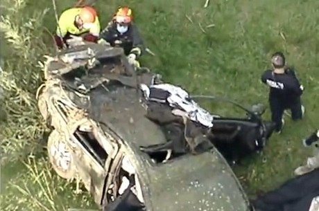 Carro achado com ossada às margens da rodovia Dutra