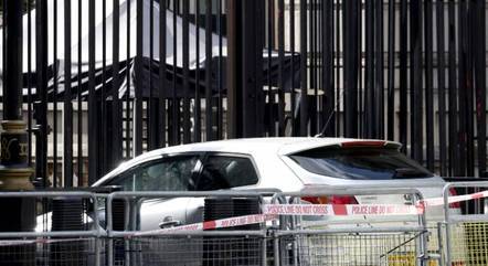 Por volta das 16h20 (12h20 em Brasília), um carro bateu nos portões de Downing Street, em Whitehall