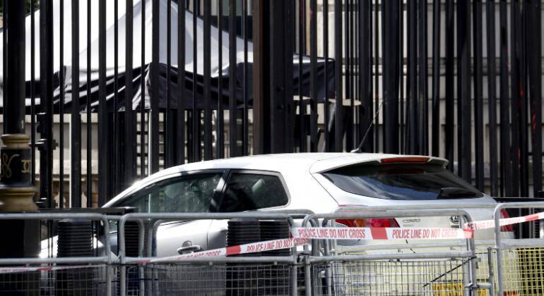 Um homem foi preso, na quinta-feira (25), após colidir um carro com a barreira de proteção de acesso à Downing Street, residência do primeiro-ministro britânico, no centro de Londres