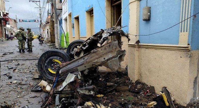 Explosão de carro-bomba na Colômbia deixa pelo menos 16 feridos
