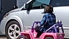 Novo normal: mulher usa mini carro infantil para fazer compras
