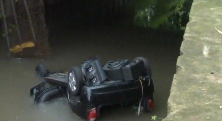 Carro ficou parcialmente submerso