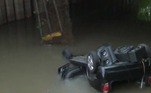 Carro ficou parcialmente submerso