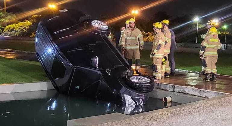 Carro de deputado cai em espelho d'&aacute;gua do Pal&aacute;cio do Planalto - Not&iacute;cias -  R7 Bras&iacute;lia