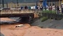 Carro cai em rio e é arrastado durante temporal na Grande SP