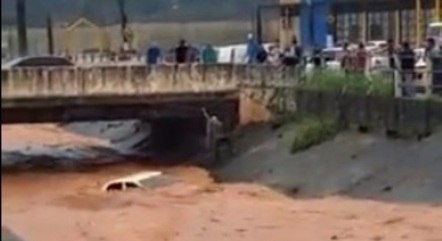 Carro cai em rio em Arujá, na Grande São Paulo