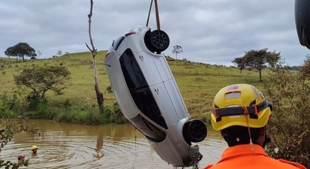 Carro estava parcialmente submerso 