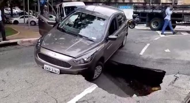 Asfalto cedeu na rua Carlos Comenale, na Bela Vista, e carro ficou pendente
