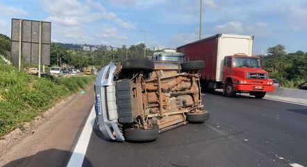 Carro capota após acidente no Anel Rodoviário
