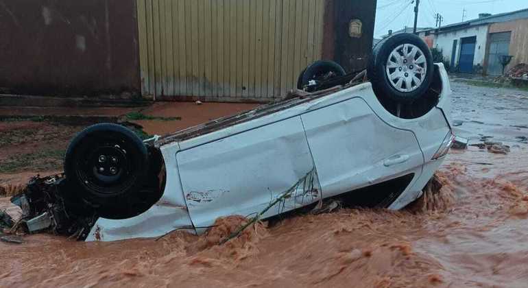 Carro capotado e arrastado pela enxurrada