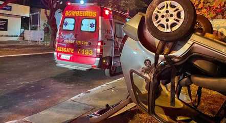 Carro capota na Avenida dos Bombeiros, no Gama