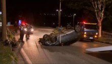 Carro capota após acidente na BR-356, em Belo Horizonte 