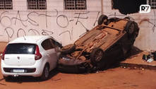 Vídeo: carro capota, bate em outro e atinge muro de escola 