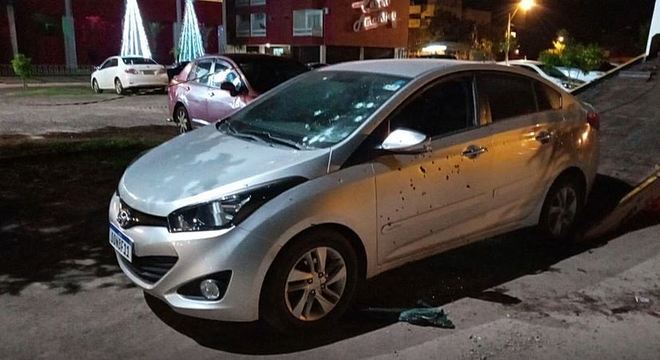 Carro do casal apresenta dezenas de disparos na lataria