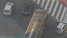 Motorista embriagado colide carro em semáforo e é detido em SP