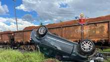Carro capota após colidir com trem no Distrito Federal