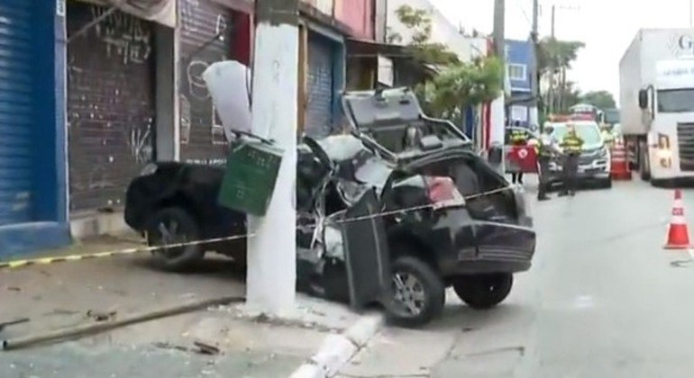 Veículo ficou totalmente destruído após colidir com poste na zona sul de SP