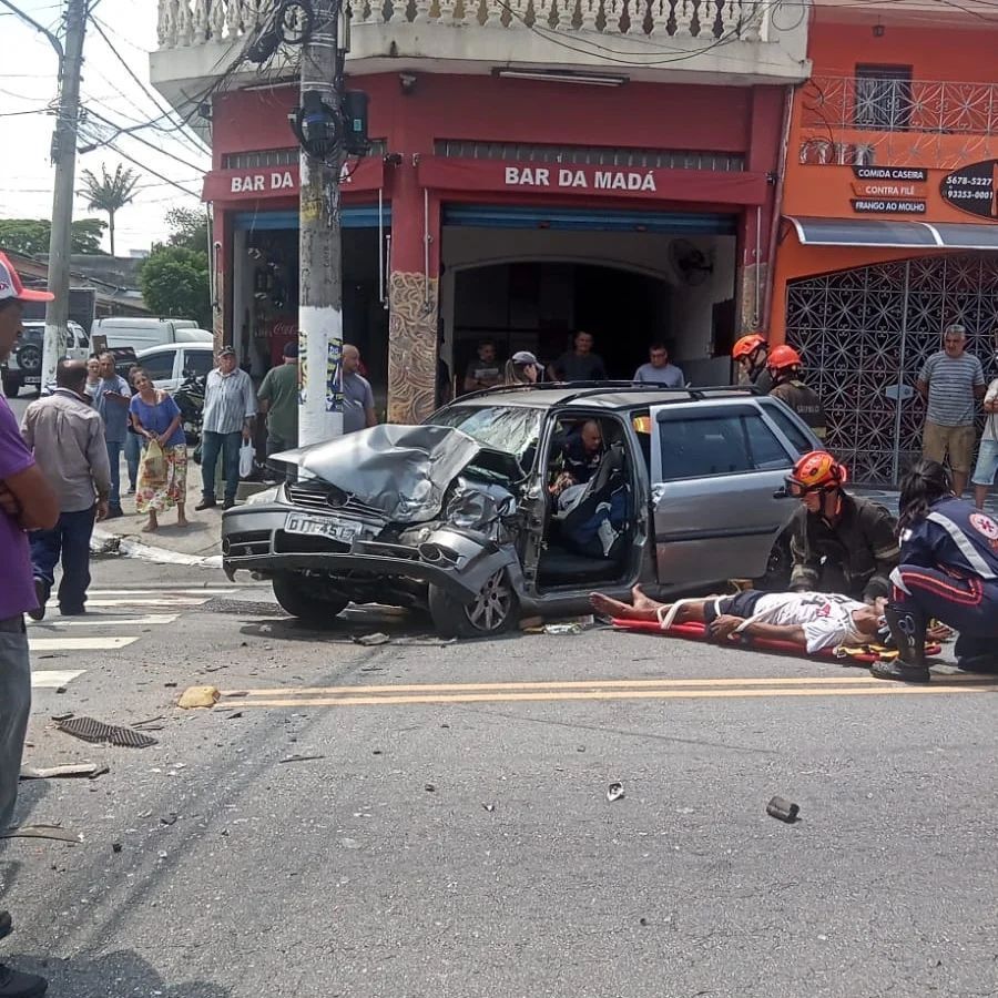 Carro fica destruído após colisão com ônibus na zona sul de SP Notícias R São Paulo