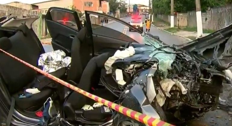 Carro fica destruído após colidir em poste, deixa 2 em estado grave e 2 feridos
