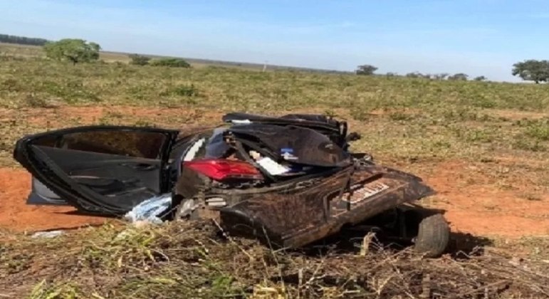 Carro da família ficou destruído - (Foto: Divulgação)
