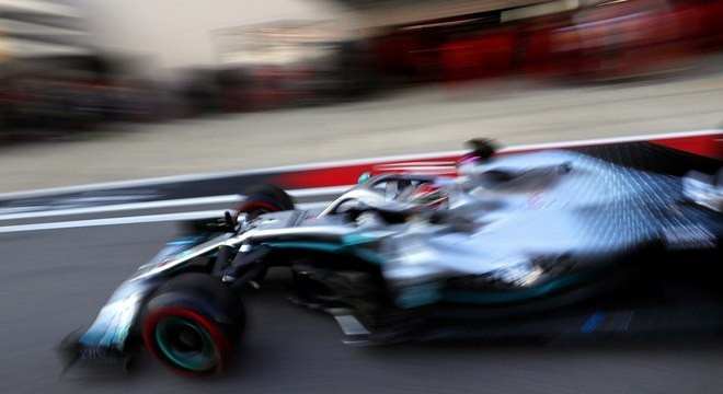 Carro da Mercedes em treino de classificação para o Grande Prêmio da Rússia