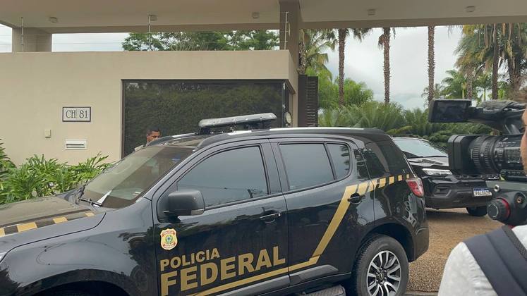 Carro da Polícia Federal saindo da casa de Ibaneis Rocha 