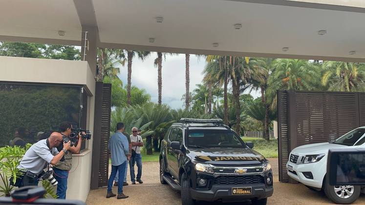 Carro da Polícia Federal saindo da casa de Ibaneis Rocha 