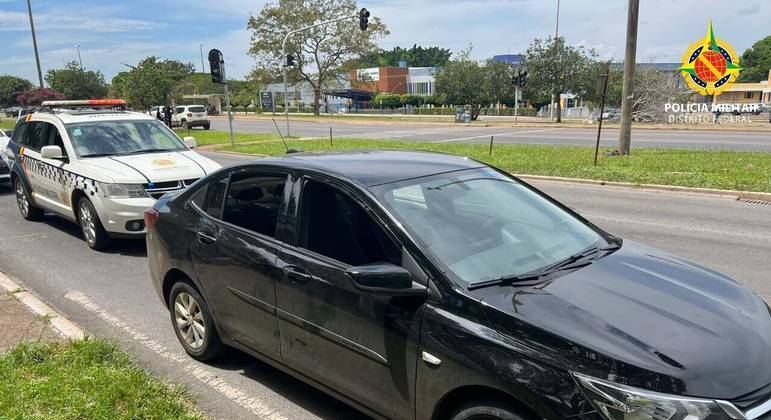 Carro da PM parado atrás de veículo do suspeito de importunação sexual