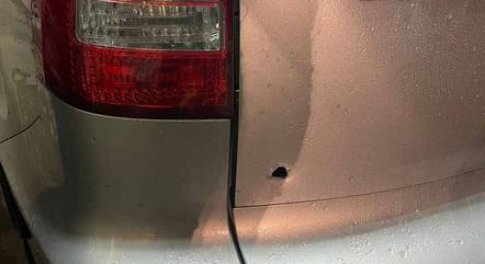 Carro de cantora foi atingido na traseira