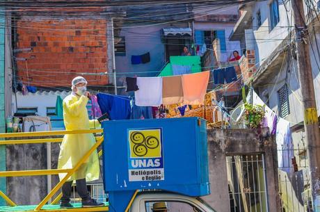 Médico fala aos moradores sobre riscos do coronavírus