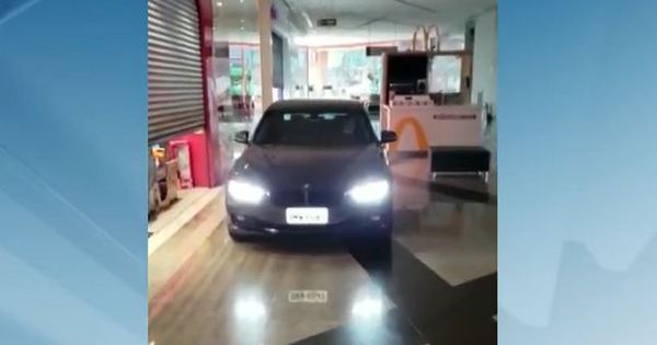 Carros circulam dentro de shopping de Botucatu (SP) para compras