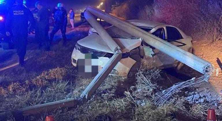 Carro derruba poste na DF-080