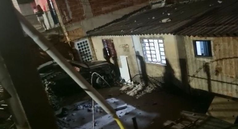 Carro destrói muro de casa em Samambaia