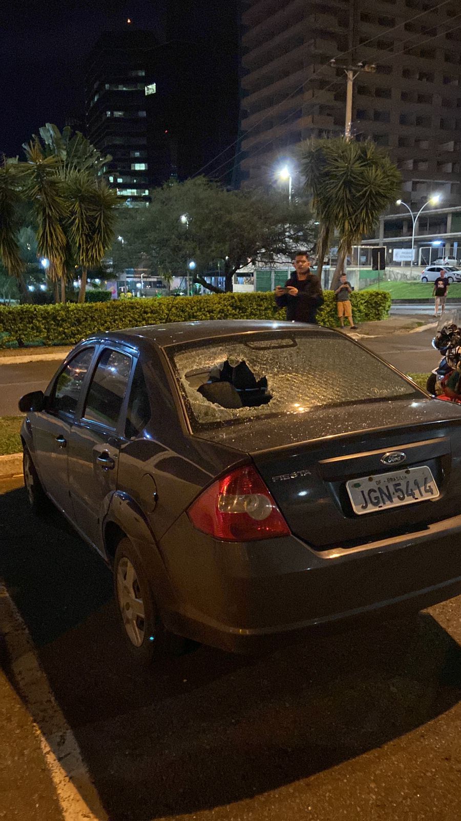 Carro de Gabriel Marques depredado antes de ter pegado fogo em manifestação
