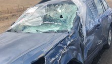 Carro destruído é rebocado após cruzar centenas de quilômetros
