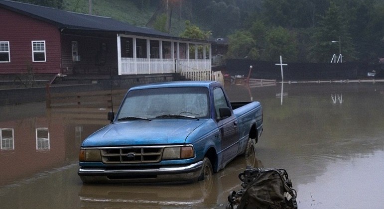 Nível de água do rio Kentucky subiu e carro ficou alagado