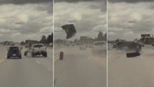Pneu se solta de caminhonete e atinge carro, que é arremessado a três metros de altura; veja vídeo