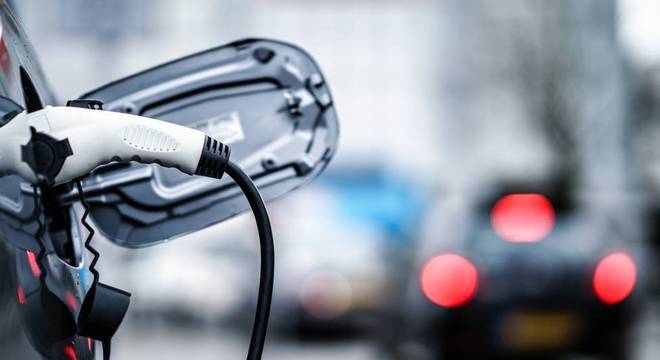 Ir ao aeroporto de carro elétrico pode ser boa saída quando possível, mas o benefício depende da fonte de geração de eletricidade